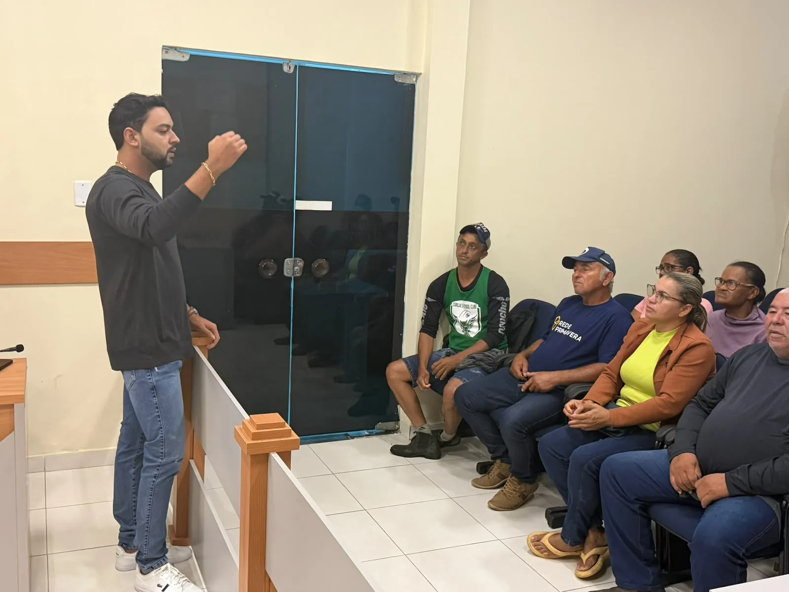 Momento de orientação apresentado a agricultores familiares em plenário